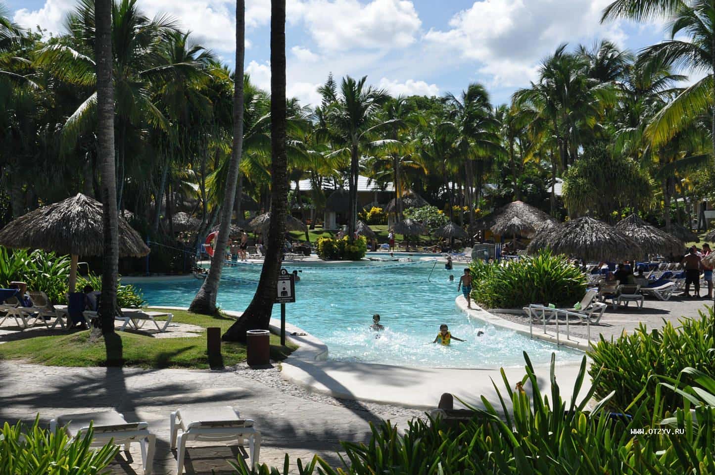 Баваро Принцесс (Bavaro Princess All Suites Resort) в Доминикане 7 Фото бассейна у гостиницы
