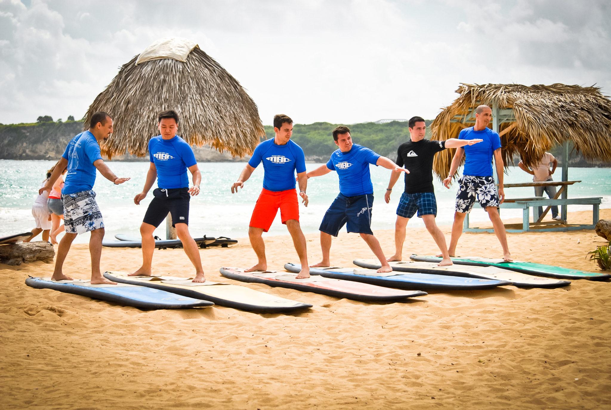 Развлечения на пляже. Школа серфинга в Пунта Кане. Школа серфа Доминикана. Макао Пунта Кана. Доминикана серфинг.